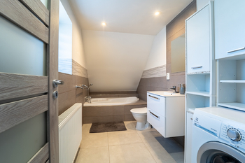 Koupelna v patře - Prodej domu 139 m², Kutná Hora