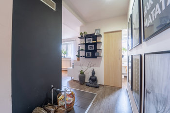 Vstup do obývacího pokoje a ložnice v přízemí - Prodej domu 139 m², Kutná Hora