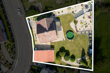 Pohled na dům a zahradu - Prodej domu 139 m², Kutná Hora