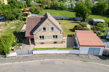 Pohled na dům a zahradu - Prodej domu 139 m², Kutná Hora