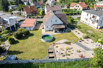 Pohled na dům a zahradu - Prodej domu 139 m², Kutná Hora 