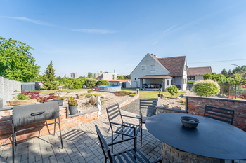 Pohled na zahradu a dům - Prodej domu 139 m², Kutná Hora