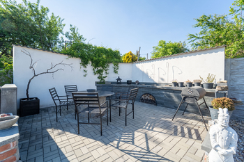 Posezení v rohu zahrady - Prodej domu 139 m², Kutná Hora