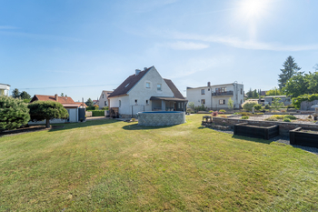 Pohled na zahradu a dům - Prodej domu 139 m², Kutná Hora