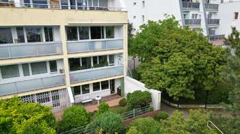 pohled na zahrádku - Prodej bytu 2+kk v osobním vlastnictví 62 m², Praha 8 - Libeň