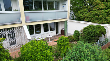 pohled na zahrádku - Prodej bytu 2+kk v osobním vlastnictví 62 m², Praha 8 - Libeň