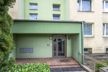 vchod - Prodej bytu 2+kk v osobním vlastnictví 62 m², Praha 8 - Libeň