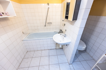 koupelna - Prodej bytu 2+kk v osobním vlastnictví 62 m², Praha 8 - Libeň