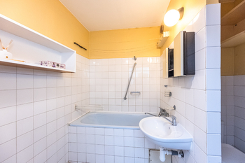 koupelna - Prodej bytu 2+kk v osobním vlastnictví 62 m², Praha 8 - Libeň