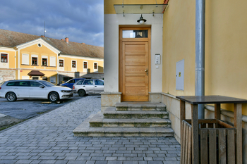 vstup do domu - Pronájem bytu 2+kk v osobním vlastnictví 59 m², Opočno 
