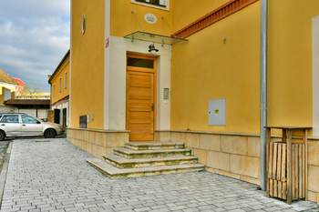 vstup do domu - Pronájem bytu 2+kk v osobním vlastnictví 59 m², Opočno