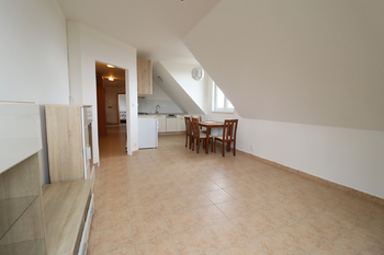 Obývací pokoj s kuchyňská´ým koutem - Pronájem bytu 2+kk v osobním vlastnictví 57 m², Kladno 
