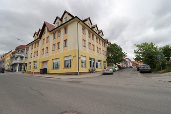 Venkovní pohled na dům - Pronájem bytu 2+kk v osobním vlastnictví 57 m², Kladno