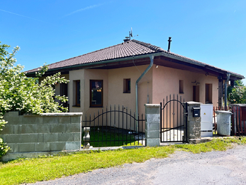 Pohled na dům z příjezdové komunikace - Prodej domu 120 m², Dolní Nivy