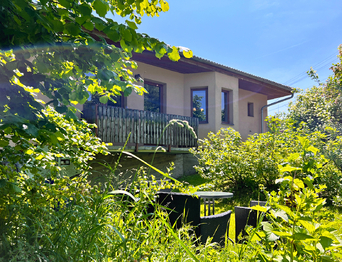 Pohled na dům ze zahrady - Prodej domu 120 m², Dolní Nivy 