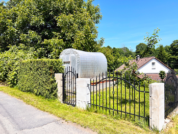 Zahrada s pařníkem - Prodej domu 120 m², Dolní Nivy
