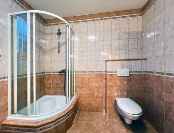 Koupelna s WC a sprchovým koutem - Prodej domu 120 m², Dolní Nivy