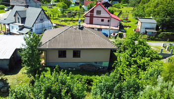 Pohled na dům z dronu - Prodej domu 120 m², Dolní Nivy