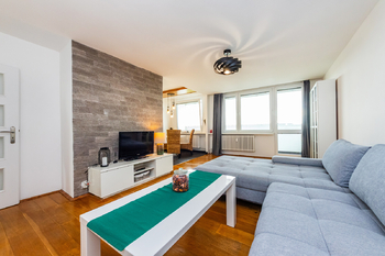 1. Obývací pokoj se vstupem na jižní lodžii - Pronájem bytu 3+1 v družstevním vlastnictví 82 m², Praha 8 - Bohnice 