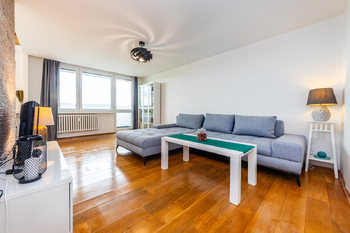 4. Obývací pokoj se vstupem na jižní lodžii - Pronájem bytu 3+1 v družstevním vlastnictví 82 m², Praha 8 - Bohnice