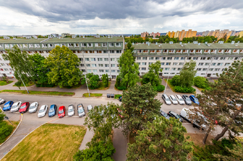5. Letecký pohled z jižní lodžie na Prahu - Pronájem bytu 3+1 v družstevním vlastnictví 82 m², Praha 8 - Bohnice