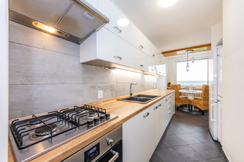 6. Kuchyně a jídelní kout - Pronájem bytu 3+1 v družstevním vlastnictví 82 m², Praha 8 - Bohnice