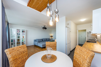 7. Pohled z jídelního koutu do kuchyně a obývacího pokoje - Pronájem bytu 3+1 v družstevním vlastnictví 82 m², Praha 8 - Bohnice