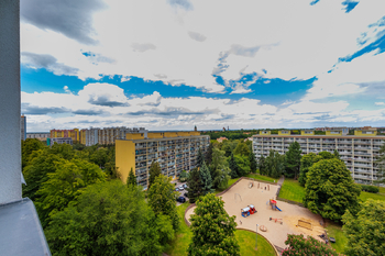 11. Výhled z ložnice do zeleně - Pronájem bytu 3+1 v družstevním vlastnictví 82 m², Praha 8 - Bohnice