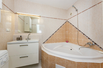 15. Koupelna - Pronájem bytu 3+1 v družstevním vlastnictví 82 m², Praha 8 - Bohnice