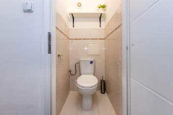 16. Samostatná toaleta - Pronájem bytu 3+1 v družstevním vlastnictví 82 m², Praha 8 - Bohnice