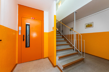 18. Nový výtah v domě - Pronájem bytu 3+1 v družstevním vlastnictví 82 m², Praha 8 - Bohnice