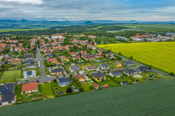 Pohled na dům a zahradu jižní strana - Prodej domu 79 m², Peruc
