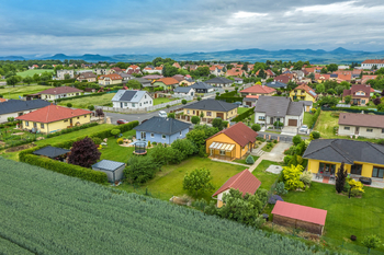 Pohled na dům a zahradu jižní strana - Prodej domu 79 m², Peruc