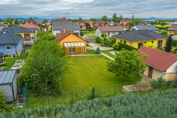 Pohled na dům a zahradu jižní strana - Prodej domu 79 m², Peruc