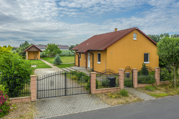 Pohled z příjezdové cesty na dům - Prodej domu 79 m², Peruc 