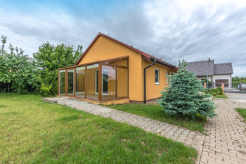 Pohled na zimní zahradu domu - Prodej domu 79 m², Peruc
