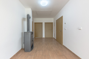 Pohled z obývacího pokoje na pokoje a chodbu - Prodej domu 79 m², Peruc