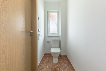 Wc v chodbě - Prodej domu 79 m², Peruc