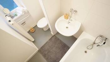 koupelna s WC - Prodej bytu 2+1 v osobním vlastnictví 53 m², Kladno