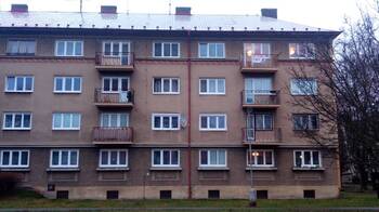 pohled na dům od západu - Prodej bytu 2+1 v osobním vlastnictví 53 m², Kladno