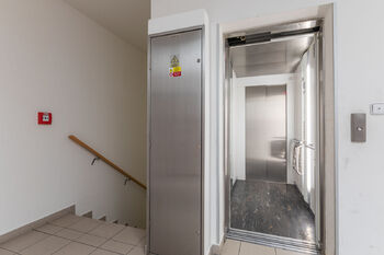 Společná chodba domu a výtah - Pronájem bytu 3+kk v osobním vlastnictví 86 m², Praha 9 - Vysočany