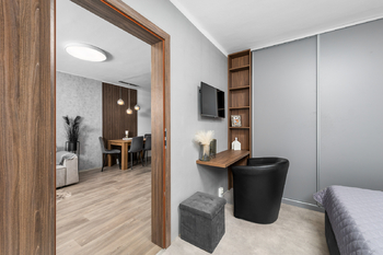 ložnice s balkonem - Prodej bytu 2+kk v osobním vlastnictví 54 m², České Budějovice