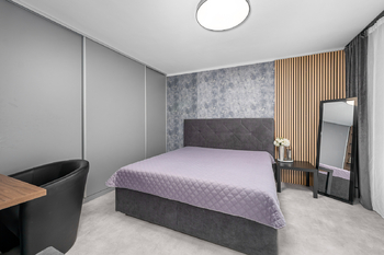 ložnice s balkonem - Prodej bytu 2+kk v osobním vlastnictví 54 m², České Budějovice