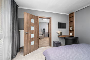 ložnice s balkonem - Prodej bytu 2+kk v osobním vlastnictví 54 m², České Budějovice