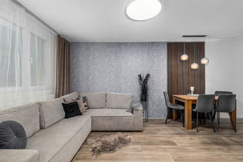 ložnice s balkonem - Prodej bytu 2+kk v osobním vlastnictví 54 m², České Budějovice