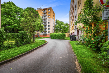 zadní vchod - Prodej bytu 2+kk v osobním vlastnictví 54 m², České Budějovice
