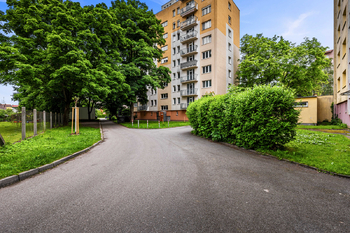 zadní vchod - Prodej bytu 2+kk v osobním vlastnictví 54 m², České Budějovice