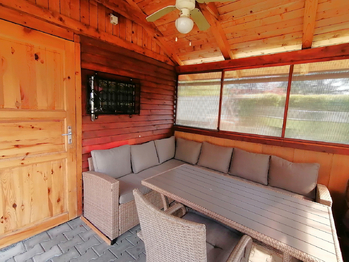 Posezení pod pergolou - Prodej chaty / chalupy 45 m², Mezina