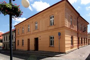 čelní pohled na dům - Pronájem bytu 2+1 v osobním vlastnictví 59 m², Kutná Hora