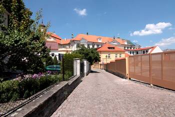 boční ulice k domu + vjezd na parkovací plochu - Pronájem bytu 2+1 v osobním vlastnictví 59 m², Kutná Hora